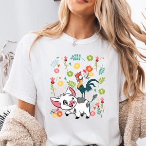 Camiseta de Pua y Hei Hei Moana, linda sudadera tropical de Disney con diseño floral, atuendo de parque de aventuras, regalo para amantes de los animales para mujeres y niños imagen 1