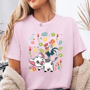 Camiseta de Pua y Hei Hei Moana, linda sudadera tropical de Disney con diseño floral, atuendo de parque de aventuras, regalo para amantes de los animales para mujeres y niños imagen 2