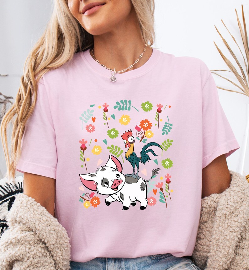 Camiseta de Pua y Hei Hei Moana, linda sudadera tropical de Disney con diseño floral, atuendo de parque de aventuras, regalo para amantes de los animales para mujeres y niños imagen 2
