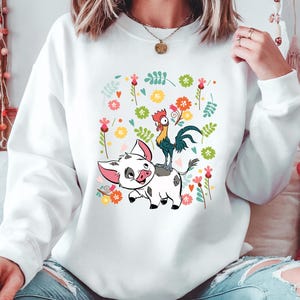 Camiseta de Pua y Hei Hei Moana, linda sudadera tropical de Disney con diseño floral, atuendo de parque de aventuras, regalo para amantes de los animales para mujeres y niños imagen 4