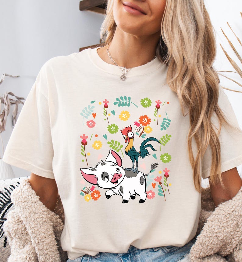 Camiseta de Pua y Hei Hei Moana, linda sudadera tropical de Disney con diseño floral, atuendo de parque de aventuras, regalo para amantes de los animales para mujeres y niños imagen 3