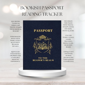 Könnte beinhalten: Ein marineblaues "Bookish Passport Reading Tracker" mit goldfarbenen Buchstaben und einem dekorativen Wappen. Das Passdesign enthält Aufforderungen zum Protokollieren von Büchern, Genres und Serien und ist ein einzigartiges Geschenk für Leseratten. Der Text lautet "Passport to the Reader's Realm."