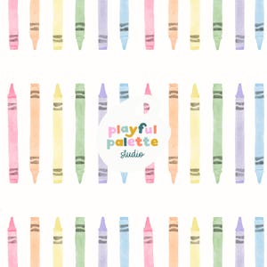 Może przedstawiać: Akwarelowa ilustracja z wzorem kolorowych kredek w pastelowych odcieniach różu, żółci, zieleni, fioletu, pomarańczy i błękitu. Kredki ułożone są pionowo na białym tle. Tekst "Playful Palette studio" znajduje się na środku.