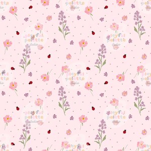 Puede incluir: Un patrón repetitivo de flores de acuarela, mariquitas y puntos sobre un fondo rosa claro. El diseño presenta flores rosas y moradas, pequeñas mariquitas rojas y puntos grises. El texto "Playful Palette Studio" también es visible.