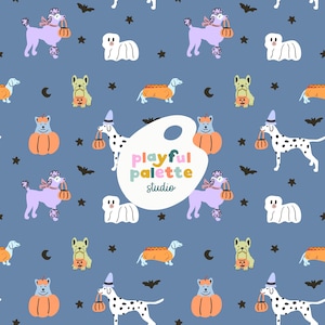 Puede incluir: Un patrón repetitivo sobre un fondo azul presenta varias razas de perros disfrazados para Halloween. Se muestran caniches, dálmatas y otros perros con calabazas, murciélagos y estrellas. También es visible el texto "playful palette studio".