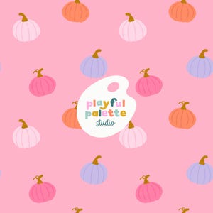 Pode incluir: Um fundo rosa com um padrão repetido de abóboras de desenho animado em tons de rosa, laranja e roxo. As abóboras têm caules verdes. Uma paleta branca com o texto "playful palette studio" está no centro.