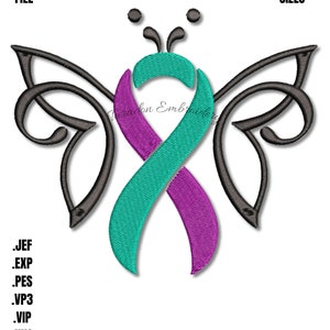 Puede incluir: Un diseño de bordado de una mariposa con una cinta turquesa y morada en el centro. El diseño está disponible en varios tamaños y en diferentes formatos de archivo, incluyendo .jef, .exp, .pes, .vp3, .vip, .hus y .dst.