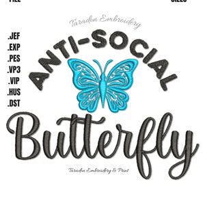 Pode incluir: Arquivo de design de bordado para uma borboleta azul com o texto "Anti-Social Butterfly" em preto. O design está disponível em vários tamanhos e formatos, incluindo .jef, .exp, .pes, .vp3, .vip, .hus e .dst.