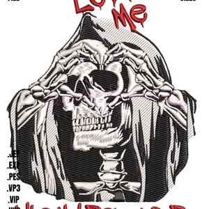 Op de afbeelding: Een borduurontwerp in zwart-wit van een skelet dat een gekapte mantel draagt en een hartvorm maakt met zijn handen. De tekst "Love Me Like My Demons Do" staat in rood onder het skelet.