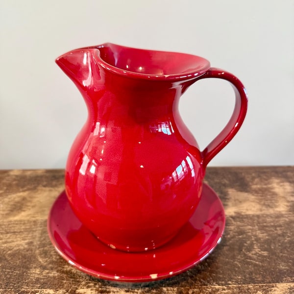 Jarra y plato de cerámica roja vintage hechos a mano