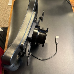 Puede incluir: Un volante de carreras negro y gris con levas de cambio y un cable USB. El volante tiene un cubo central y un dise&ntilde;o curvo para agarrar. El volante est&aacute; dise&ntilde;ado para usar con una computadora o consola de juegos.