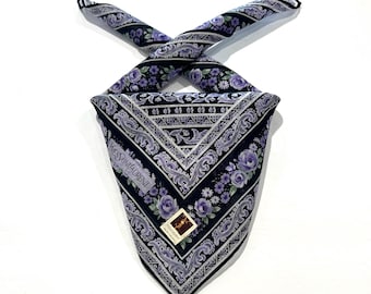 Pañuelo vintage YSL de los años 90 con estampado floral morado y cachemir. Accesorios tipo bandana de Yves Saint Laurent. Pañuelo de bolsillo de algodón de 47 cm.