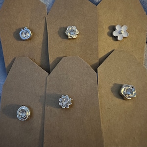 button pins 2