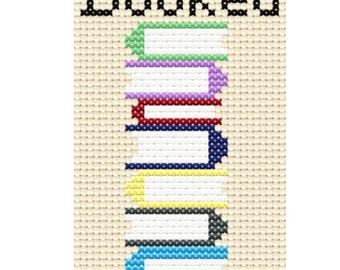 Può includere: Schema a punto croce con la scritta "Sorry I'm Booked" sopra una pila di libri colorati. Il disegno presenta uno sfondo neutro ed è adatto per progetti di ricamo. Le dimensioni del disegno sono di circa 84 x 279 punti.