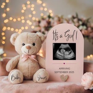 Es ist ein Mädchen-Baby-Gender Reveal, einfache Karte minimalistische Social-Media-Ankündigung, bearbeitbare moderne digitale Schwangerschaftsankündigung