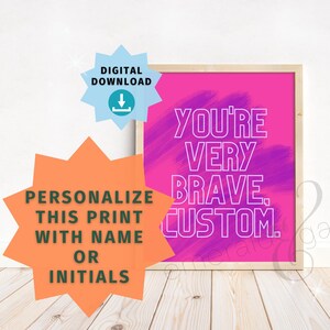 以下が含まれることがあります： ピンクとパープルのデジタル印刷で、白いテキストには「You're Very Brave. Custom.」と書いてあります。テキストは太字で、サンセリフ体です。印刷物は明るい木製のフレームで額装されています。