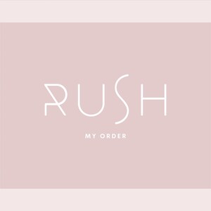Op de afbeelding: Een wit logo op een lichtroze achtergrond met de tekst "RUSH" in een gestileerd lettertype met de woorden "MY ORDER" eronder.