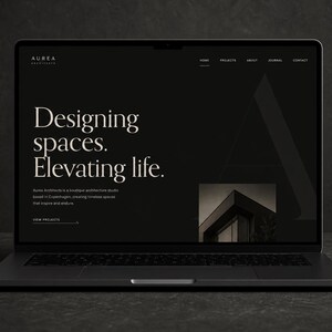 K&ouml;nnte beinhalten: Ein Laptop zeigt eine Website f&uuml;r Aurea Architects auf einem schwarzen Bildschirm. Der Text lautet Designing spaces. Elevating life. Aurea Architects is a boutique architecture studio based in Copenhagen, creating timeless spaces that inspire and endure.
