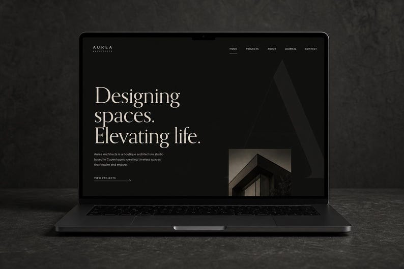 K&ouml;nnte beinhalten: Ein Laptop zeigt eine Website f&uuml;r Aurea Architects auf einem schwarzen Bildschirm. Der Text lautet Designing spaces. Elevating life. Aurea Architects is a boutique architecture studio based in Copenhagen, creating timeless spaces that inspire and endure.