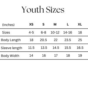 Pode incluir: Um gr&aacute;fico branco intitulado "Youth Sizes" com medidas em polegadas. O gr&aacute;fico inclui tamanhos XS a XL, com medidas correspondentes para o comprimento do corpo, comprimento da manga e largura do corpo.
