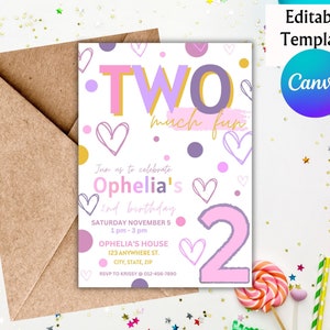 Può includere: Un invito di compleanno rosa e viola con il testo "TWO much fun" e un grande numero 2 rosa. L'invito è decorato con cuori, punti e spirali. Il testo "Join us to celebrate Ophelia's 2nd birthday" è anche incluso. L'invito è per una festa il sabato 5 novembre dalle 13:00 alle 15:00 presso la casa di Ophelia. L'indirizzo e le informazioni RSVP sono anche inclusi.