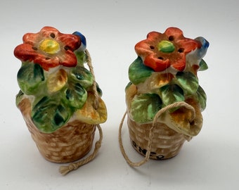 Ensemble de salière et poivrière vintage en forme de corbeille de fleurs en céramique