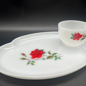 Assiette petit-déjeuner / déjeuner vintage en verre de lait avec tasse