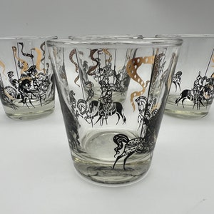 Ensemble de 4 verres rock vintage noirs et dorés avec dessin d'un chevalier sur des chevaux et or 22 carats