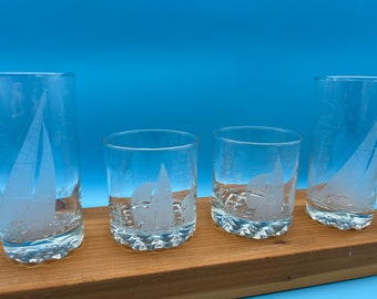 Lot de 4 voiliers sur le thème nautique gravés, 2 verres à whisky, 2 verres à long drink.