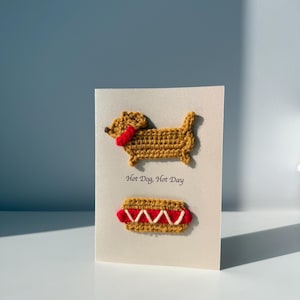 Gehäkelte Hot Dog Wortspiel Grußkarte - Lustige gehäkelte Dackel & Hotdog - "Hot Dog, Hot Day" - Sommerwünsche Karte."
