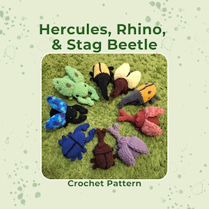 Puede incluir: Una colección de coloridos insectos de ganchillo, incluyendo Hércules, Rinoceronte y Escarabajo Ciervo, dispuestos sobre una superficie verde texturizada. La imagen incluye el texto "Hercules, Rhino, & Stag Beetle" y "Crochet Pattern".