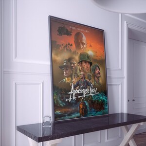 Pu&ograve; includere: Un poster del film "Apocalypse Now" con un collage di personaggi del film, tra cui Marlon Brando, Martin Sheen e Robert Duvall. Il poster ha un'estetica scura e granulosa e presenta un elicottero che vola sullo sfondo.