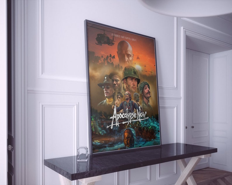 Pu&ograve; includere: Un poster del film "Apocalypse Now" con un collage di personaggi del film, tra cui Marlon Brando, Martin Sheen e Robert Duvall. Il poster ha un'estetica scura e granulosa e presenta un elicottero che vola sullo sfondo.