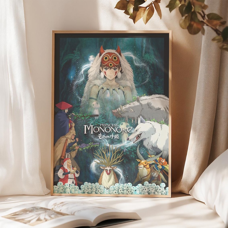 K&ouml;nnte beinhalten: Ein gerahmtes Poster mit dem Anime-Film "Prinzessin Mononoke". Das Kunstwerk zeigt eine zentrale weibliche Figur mit Maske, umgeben von Waldlandschaft, Tieren und anderen Charakteren. Der Filmtitel ist prominent dargestellt.