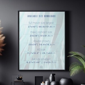 Pu&ograve; includere: Un poster con un design astratto blu e bianco, che elenca le dimensioni disponibili per i download digitali. Il testo recita "AVAILABLE SIZE DOWNLOADS" e elenca le dimensioni in pollici e centimetri, tra cui "full movie size largest", "maxi | concert size", "double crown", "A3 size" e "A4 size smallest".