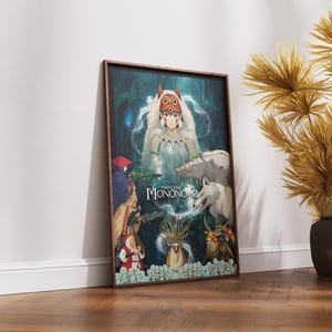 K&ouml;nnte beinhalten: Gerahmter Kunstdruck mit einer detaillierten Illustration aus dem Animationsfilm "Prinzessin Mononoke". Das Kunstwerk zeigt eine zentrale Figur mit langen wei&szlig;en Haaren und einem Wolf, umgeben von Waldlandschaft und anderen Charakteren. Der Titel "Prinzessin Mononoke" ist zu sehen.