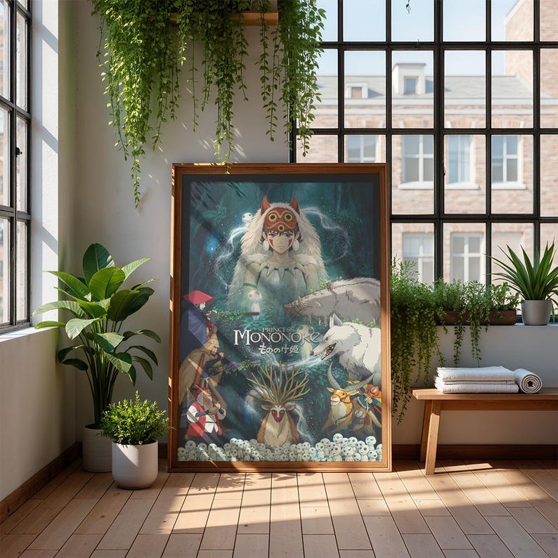 K&ouml;nnte beinhalten: Ein gerahmtes Poster mit Charakteren aus dem Zeichentrickfilm "Prinzessin Mononoke". Das Kunstwerk zeigt eine zentrale Figur mit Maske und Fell, umgeben von W&ouml;lfen und anderen Waldgeistern. Der Titel ist auf Englisch und Japanisch zu sehen.
