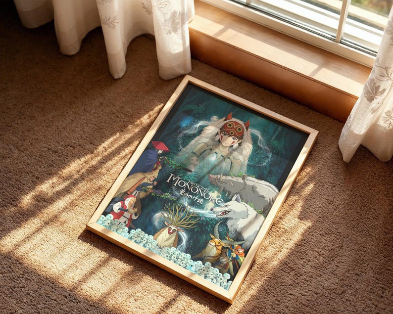K&ouml;nnte beinhalten: Gerahmter Druck des Animationsfilms "Prinzessin Mononoke". Das Kunstwerk zeigt Charaktere in einer Waldkulisse mit einem Wolf, einem Hirsch und Figuren in traditioneller japanischer Kleidung. Der Rahmen ist helles Holz.