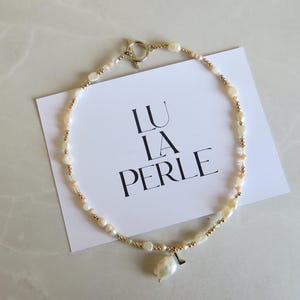 Collar con inicial delicada / Collar con letra de cuentas / Collar con inicial neutra / Collar con inicial de cuentas / Collar con letra de perla / Collar delicado