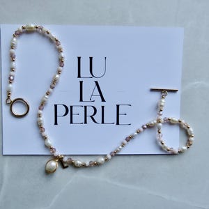 Collar de perlas delicadas / Collar de letras con cuentas / Collar con inicial neutra / Collar con inicial con cuentas / Collar con letras de perlas / Collar delicado