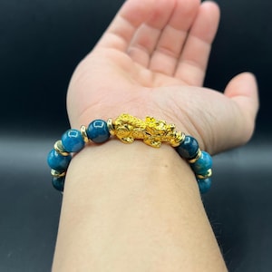 Apatit Pixiu Armband | 10 mm blaue Edelsteinperle | 24k Vergoldet Anhänger | Klarheit und Glück Symbol Schmuck | Feng Shui Geschenk