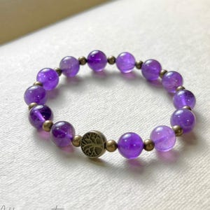 Handgefertigtes 8 mm Amethyst Armband mit Symbol Messing Anhänger, Lila Quarz Perlen mit Messing Akzenten,