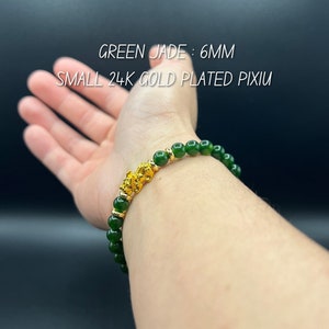 Grünes Jade Pixiu Armband | 6 mm natürliche Edelstein Jade Perlen | 24k Vergoldet Anhänger | Wohlstand und Harmonie Symbol Schmuck | Holz Element