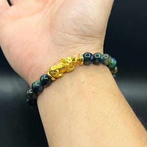 Tigerauge Pixiu Armband | 8 mm Blau Grün Edelstein Perlen | 24k Vergoldet Anhänger | Schutz und Gleichgewicht Symbol Schmuck | Feng Shui Geschenk