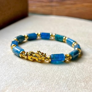 Apatit Pixiu Armband | 7 x 10 mm natürliche Edelstein-Perlen | 24k Vergoldeten Anhänger | Wohlstand und Glück Symbol Schmuck | Feng Shui Geschenk