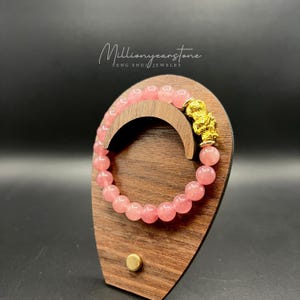 Klares Erdbeer Pixiu Armband | 8 mm natürliche Edelsteinperlen | 24k Vergoldet Anhänger | Liebe und Glück Symbol Schmuck | Feng Shui Geschenk