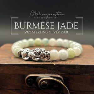Op de afbeelding: Burmese jade armband met een sterling zilveren Pixiu bedel. Het armband heeft lichtgroene en witte jade kralen. De tekst op de afbeelding luidt "Burmese Jade" en "S925 Sterling Silver Pixiu".