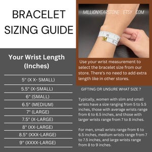 Op de afbeelding: Een tabel met een armbandmaattabel in inches. De tabel geeft polsmaten van 5 tot 9 inch en de bijbehorende armbandmaten weer. De tabel bevat ook een foto van een persoon die zijn pols meet met een meetlint.