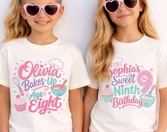 Könnte beinhalten: Zwei cremefarbene T-Shirts mit bunten Grafiken zum Thema Backen. Das linke T-Shirt zeigt den Text Olivia Bakes Up Age Eight mit einem Schneebesen, Cupcake und einer Schüssel. Das rechte T-Shirt zeigt den Text Sophia's Sweet Ninth Birthday mit Cupcake, Schneebesen und Schüssel.