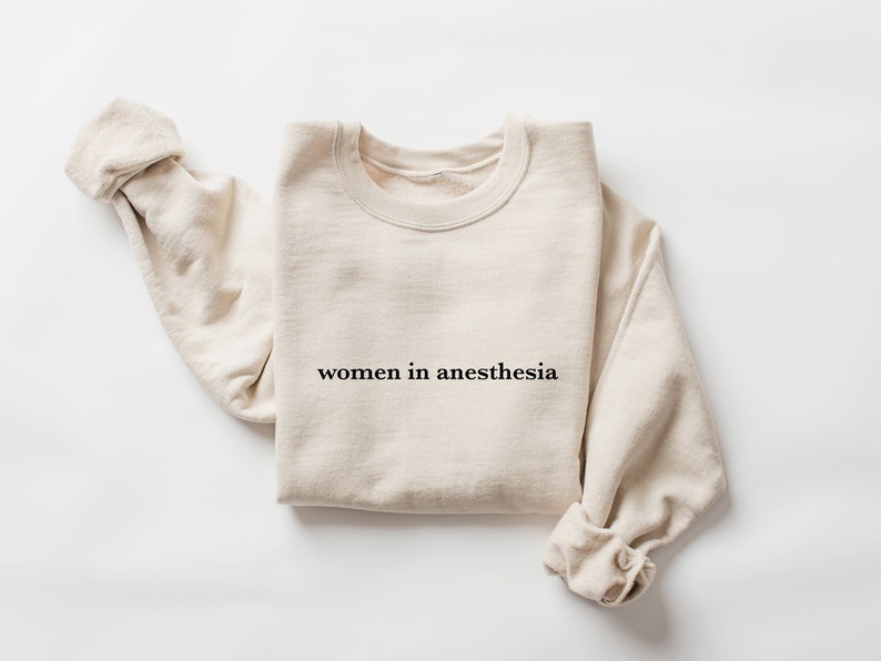 Peut inclure: Un sweat-shirt beige avec le texte "women in anesthesia" imprim&eacute; sur le devant.